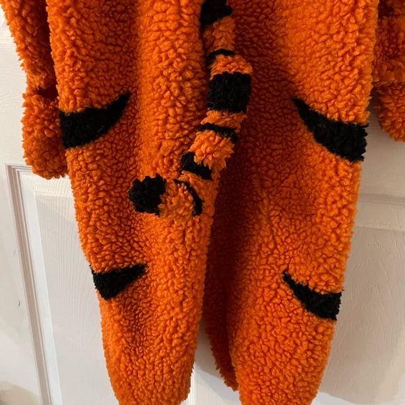 Disney Store Tigger Halloween Costume..Adorable! Size 4/6! Cute and Comfy! - Picture 7 of 15